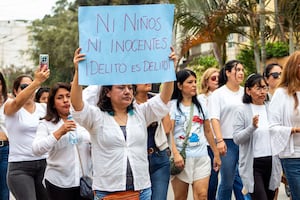 Um garoto de 16 anos é supostamente violado por colegas em um ônibus. O caso destaca uma crise nas escolas do Peru.