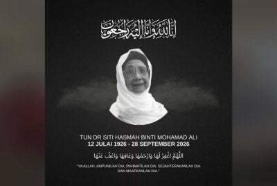 Dr Mahathir memuat naik gambar Allahyarham isterinya bersama ungkapan “Innalillahi wa inna ilaihi raji'un” di Facebook pada Isnin.