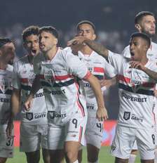 Calleri comemora com companheiros de São Paulo gol da vitória sobre o Inter Foto: Werther Santana/Estadao / Estadão
