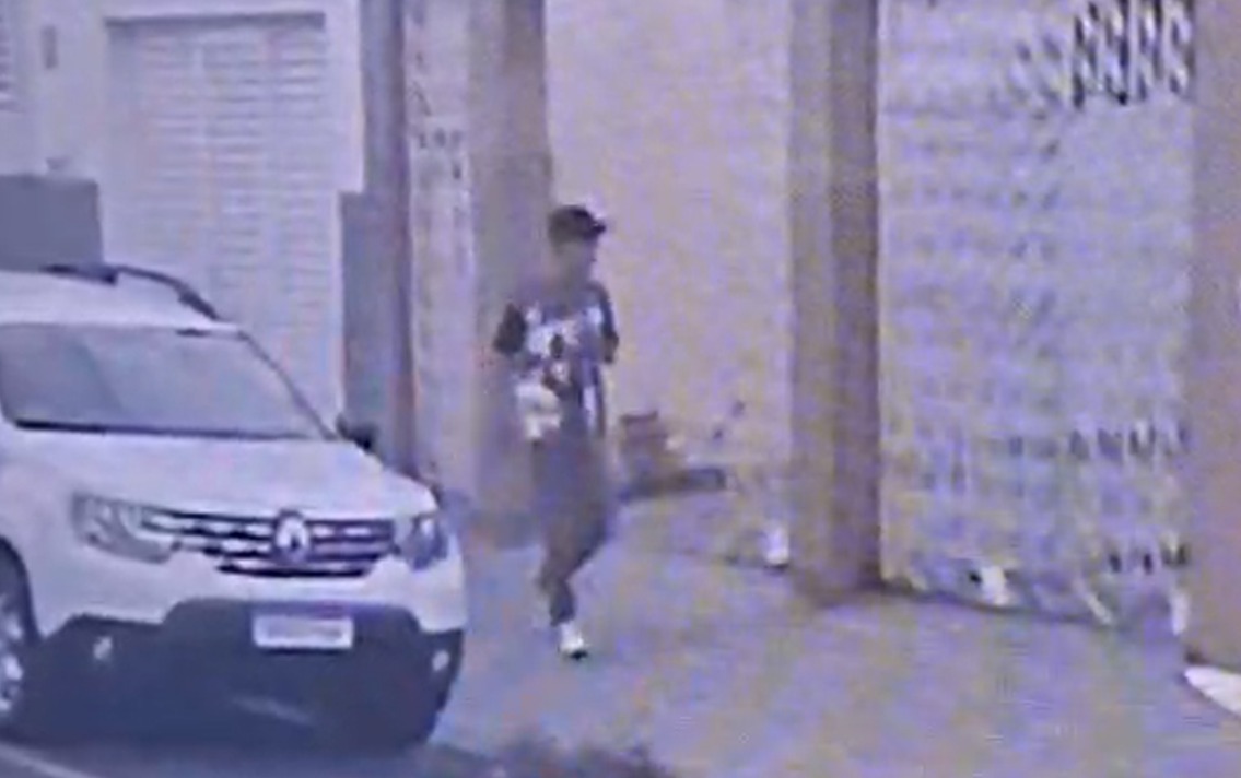 Homem invade casa que estava com portão aberto durante entrega e tenta estuprar moradora em MG