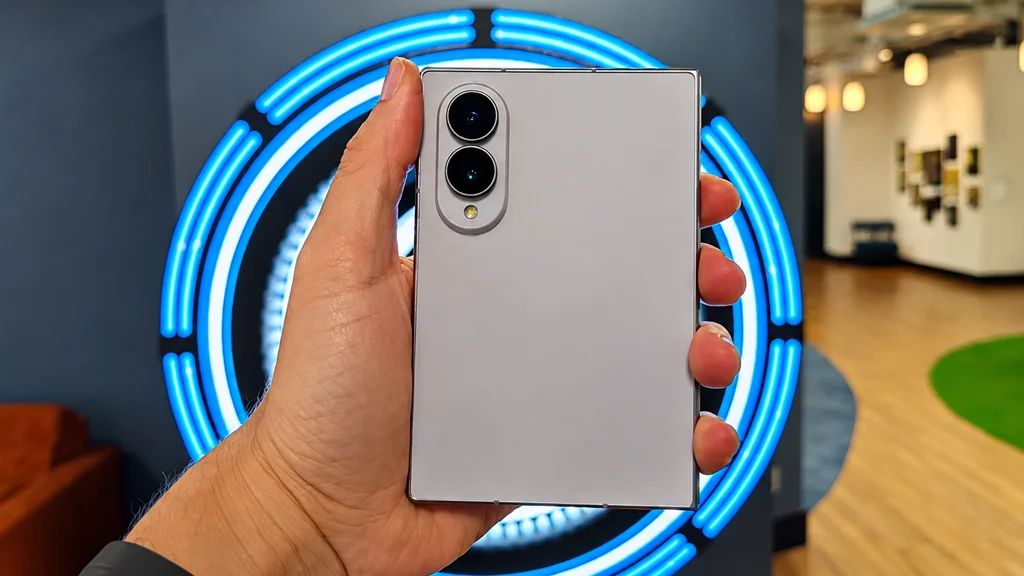 Dobrável da Motorola tem design vazado e é mais compacto que o Galaxy Z Fold 8