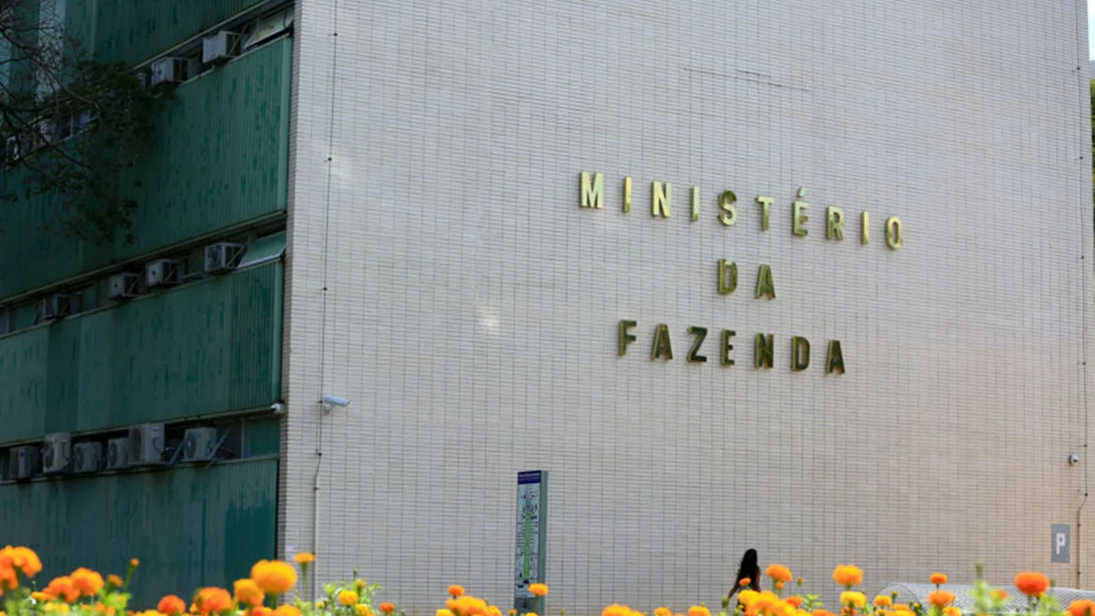 Fazenda reduz para 2% a projeção do PIB em 2026 e 2,3% em 2027