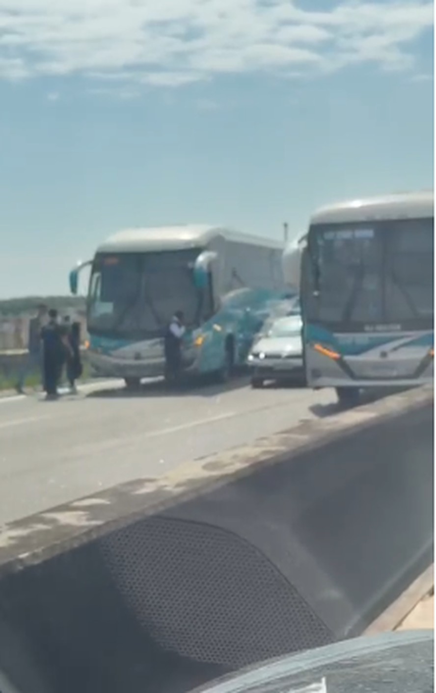 VÍDEOS: dois ônibus de excursão escolar são abordados por bandidos e usados como barricada na Linha Vermelha