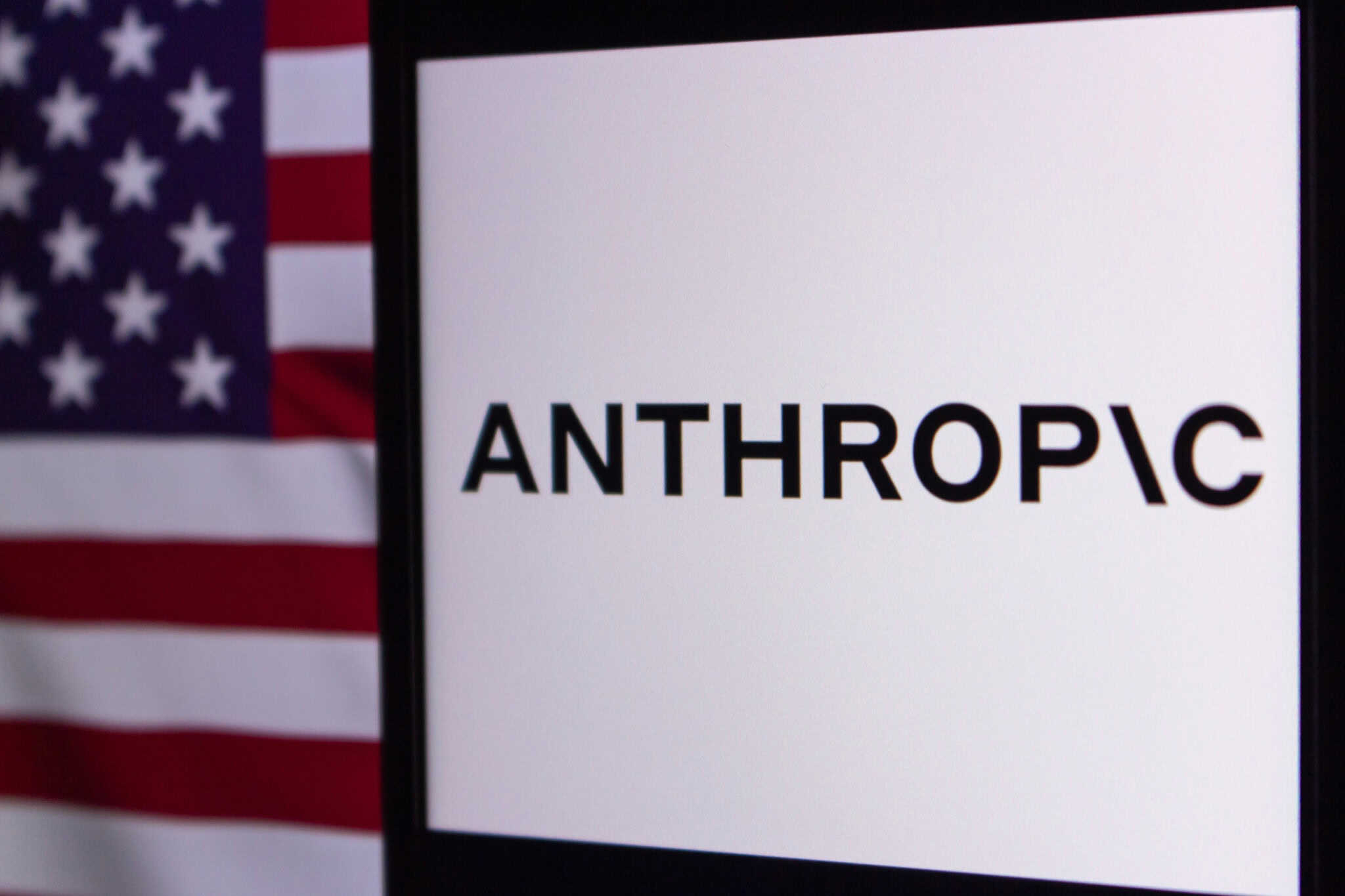 Bandeira dos Estados Unidos ao lado do logo da Anthropic