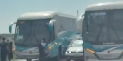 Dois ônibus de excursão escolar são abordados por bandidos e utilizados como barricadas no RJ Foto: Reprodução