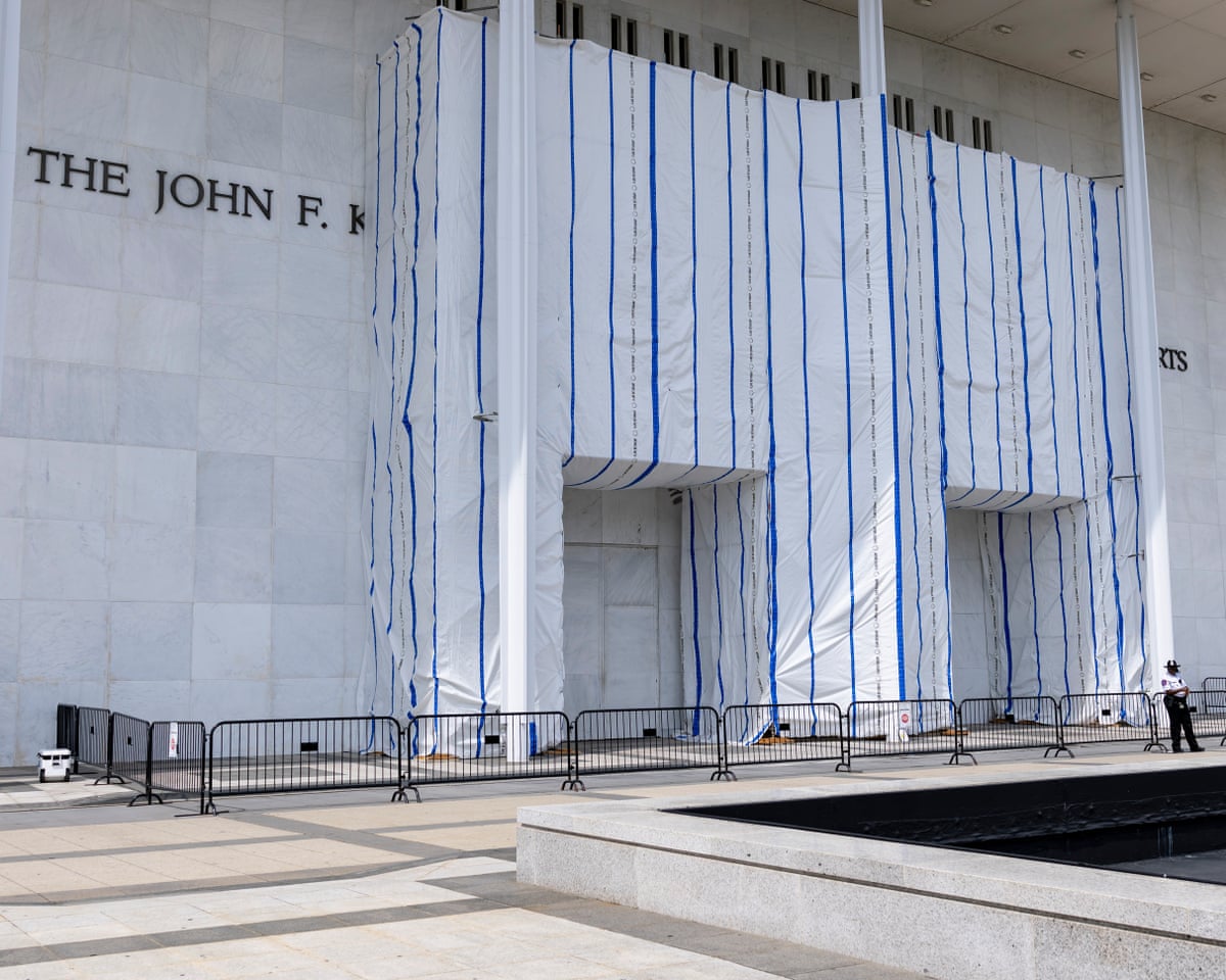 O conselho do Kennedy Center nomeado por Trump vota fechar a instituição indefinidamente