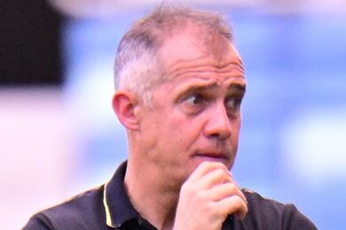 Desespero do Inter. Presidente contrata Eduardo Baptista. Rejeitado pela torcida. Foi a quinta opção. Depois de dez anos, medo, de novo rebaixamento, é real