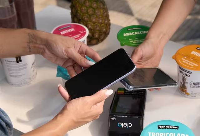 Pix por aproximação muda em outubro e deixa de ter teto de R$ 500; entenda