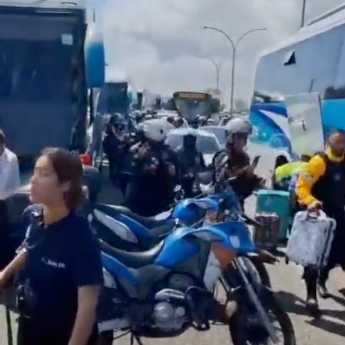 Dois ônibus de excursão escolar são abordados por criminosos e usados como barricada no Rio