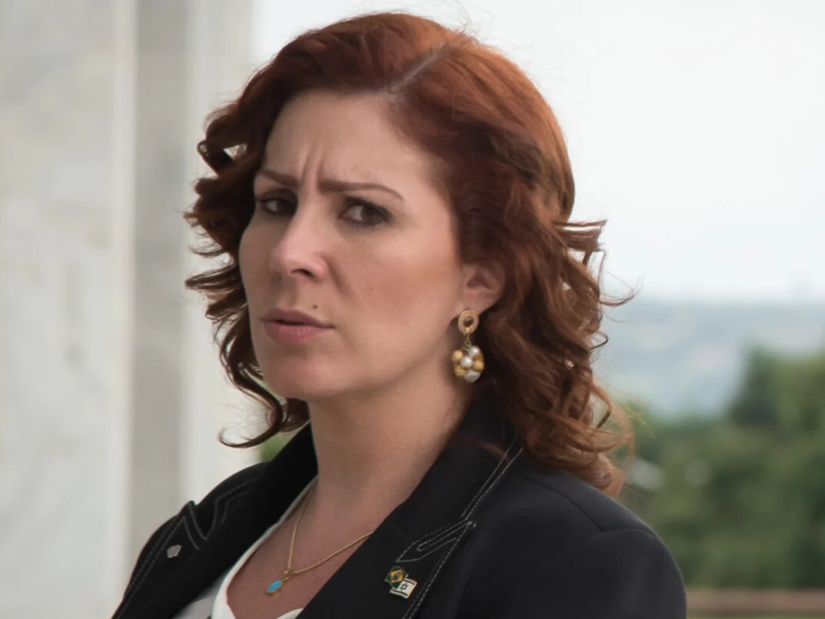 Volta de Carla Zambelli ao Brasil é "sentença de morte", diz novo advogado
