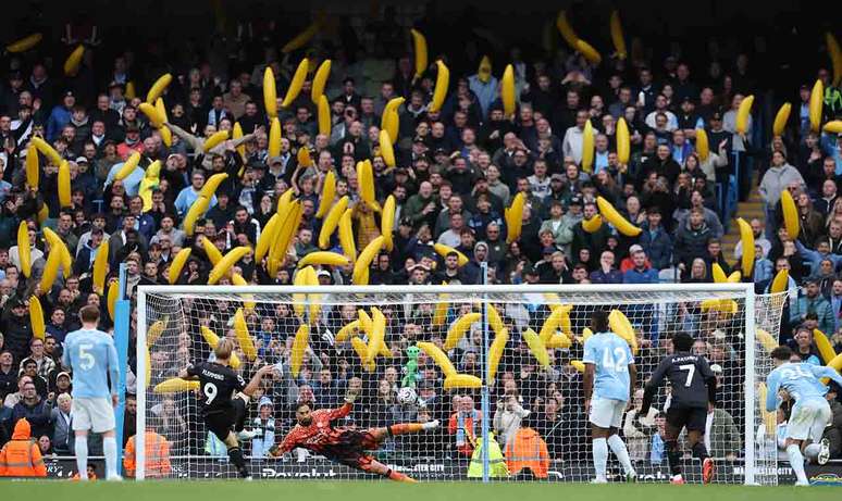 Haaland faz dois, Manchester City vence e segue 100% na Premier League