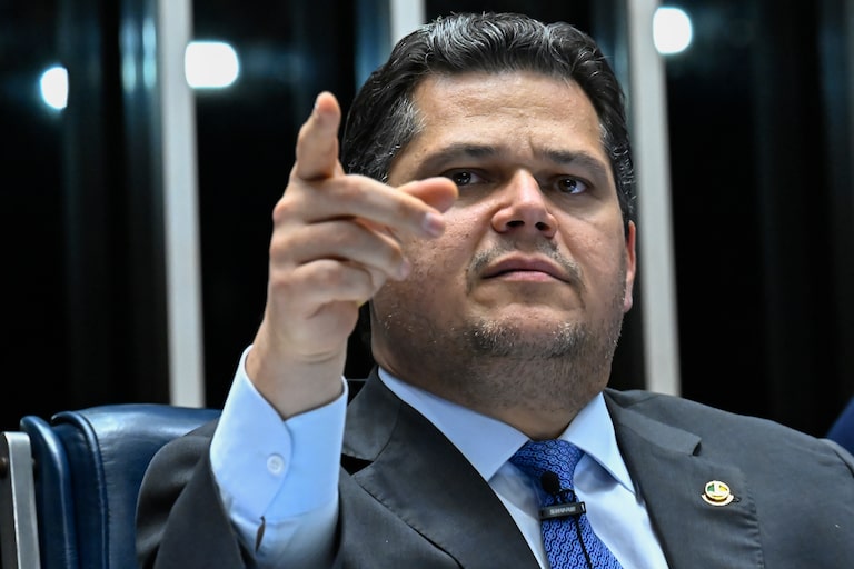Alcolumbre diz que já há assinaturas para ‘acelerar’ PEC do fim da escala 6x1 nesta quarta