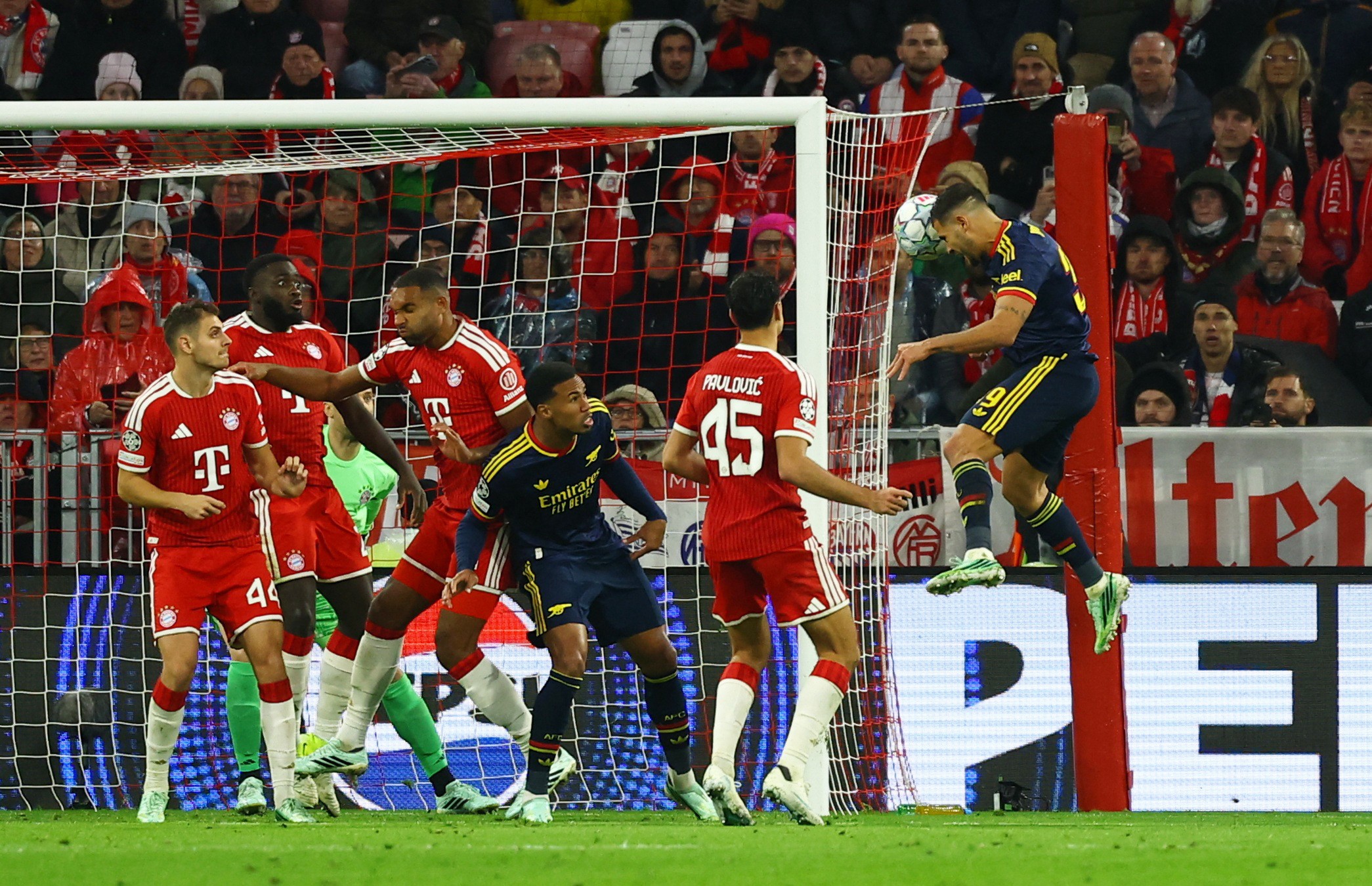 Bruno Guimarães lamenta chance perdida contra o Bayern: "Na minha vez, o goleiro era o Neuer de verdade"
