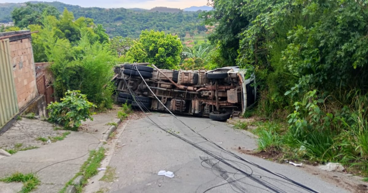 Caminhão carregado com pneus bate em poste, tomba e deixa 77 imóveis sem energia em Betim