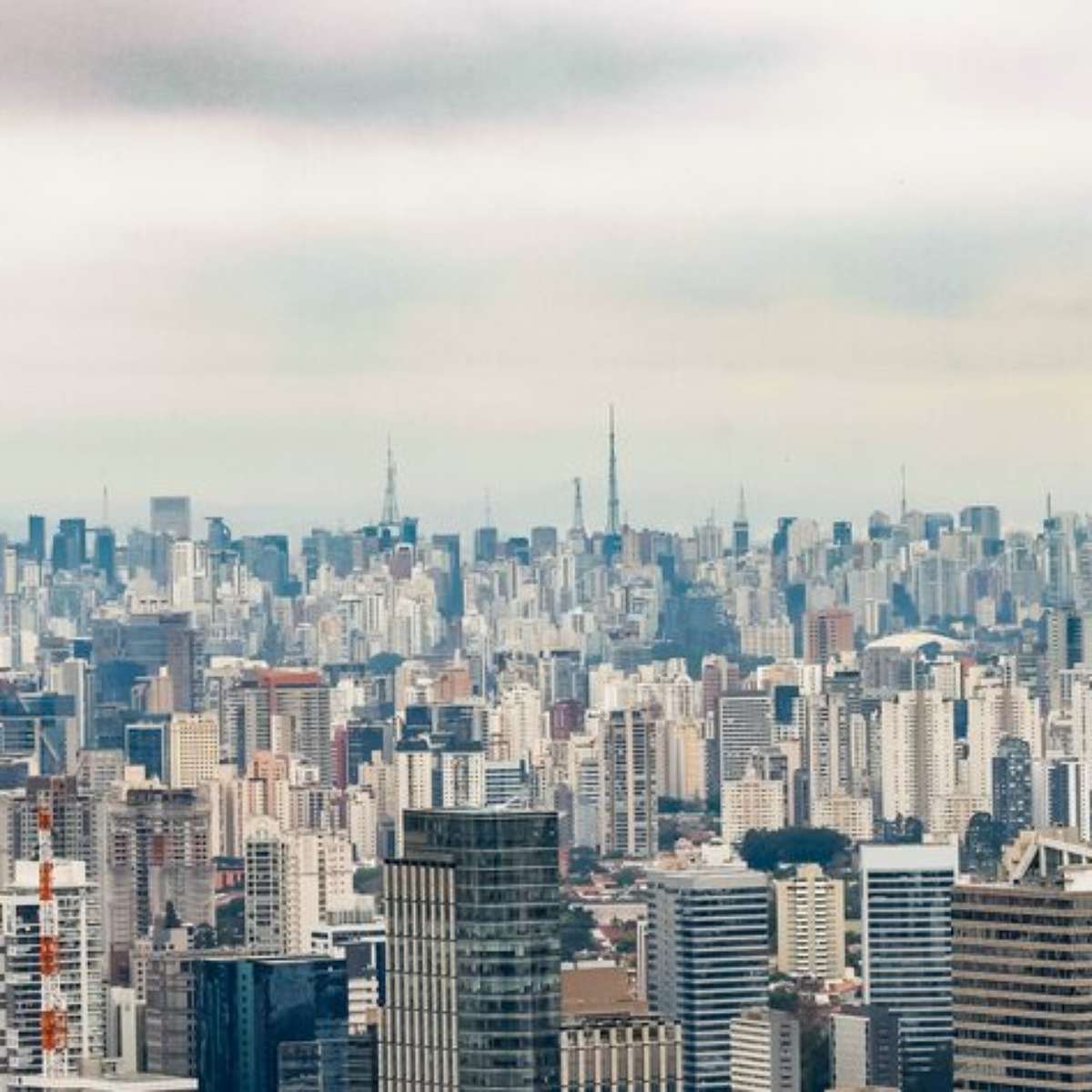 Fim do home office reduz busca por moradia no interior e impulsiona mercado imobiliário na capital paulista