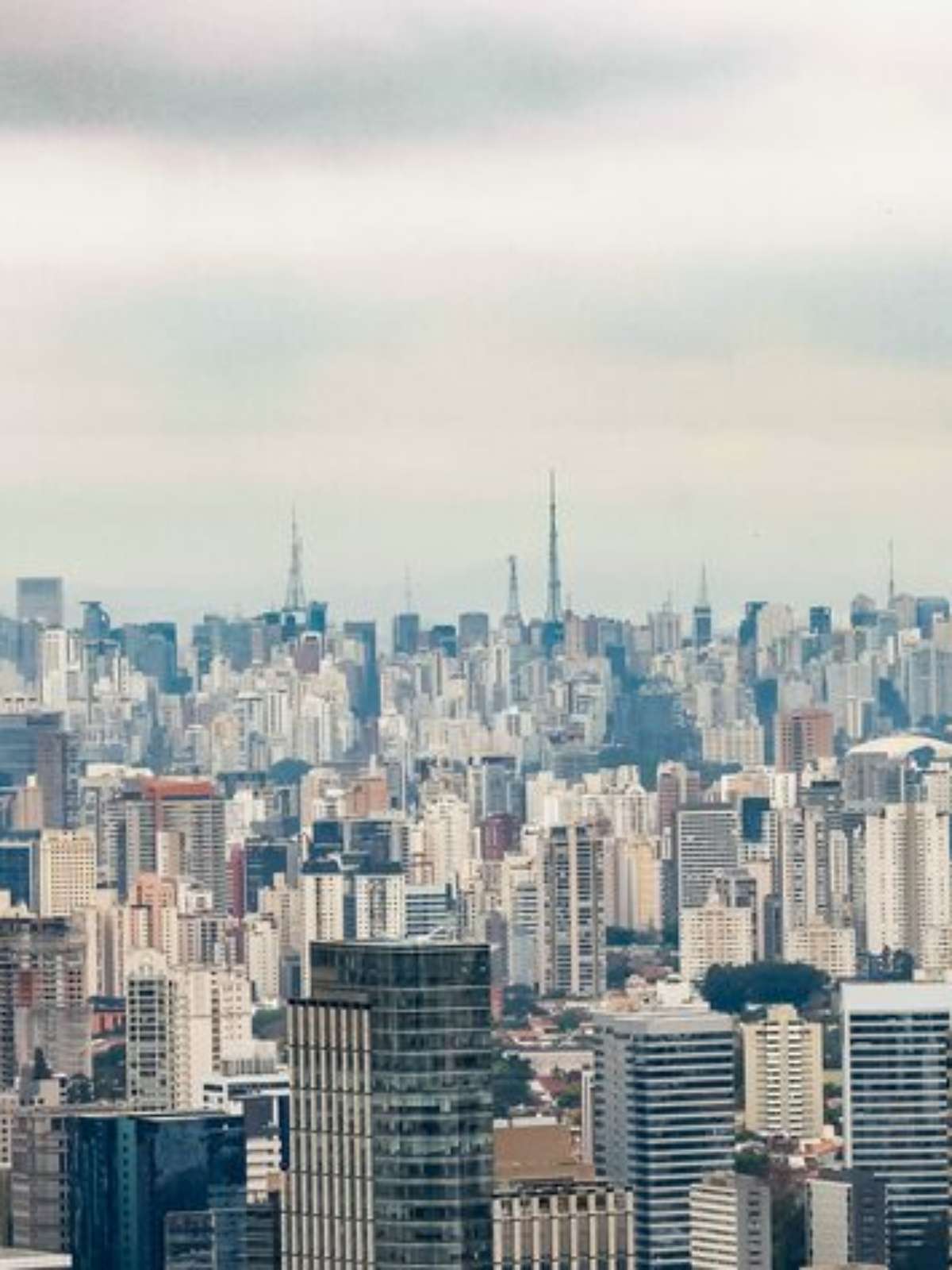 Fim do home office reduz busca por moradia no interior e impulsiona mercado imobiliário na capital paulista