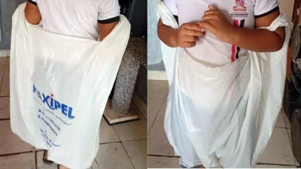 Autista faz cocô em fralda e escola o manda para casa em saco plástico