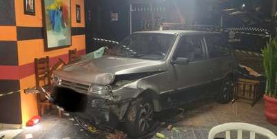 Motorista perdeu controle da direção e invadiu lanchonete, atingindo cliente Foto: Reprodução/Facebook/Folha de Louveira