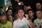 Flávio Bolsonaro foi embora para os EUA. Avião em voo