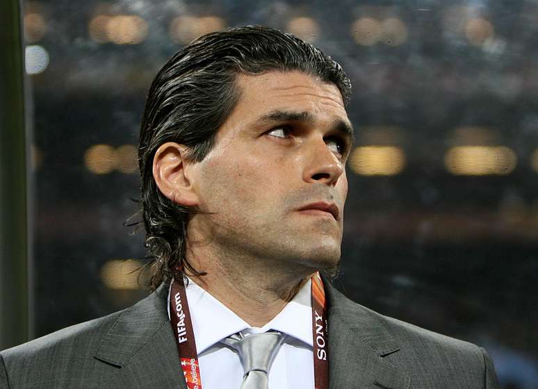 Ex-jogador do Fla e Palmeiras é acusado de vender diplomas falsos de técnico a astros brasileiros, diz site