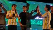 Nikolas Ferreira faz videochamada com Michelle Bolsonaro durante comemoração em MG