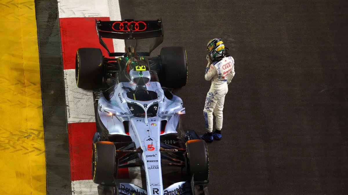 Gabriel Bortoleto abandona GP de Singapura e carro do piloto pega fogo