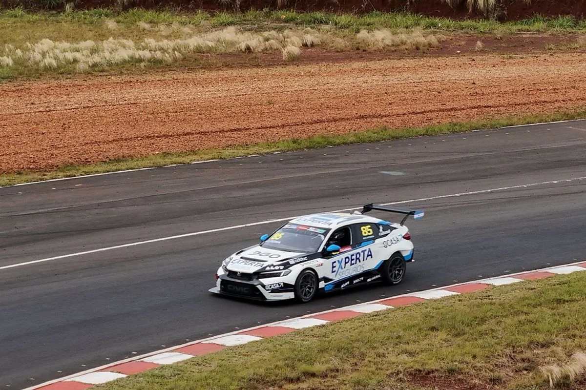 Pneu de carro atinge espectador em corrida de carros na Argentina