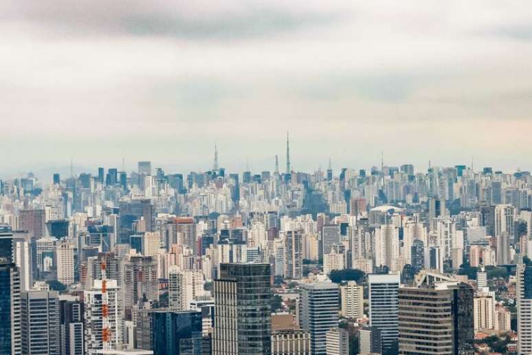 Fim do home office reduz busca por moradia no interior e impulsiona mercado imobiliário na capital paulista