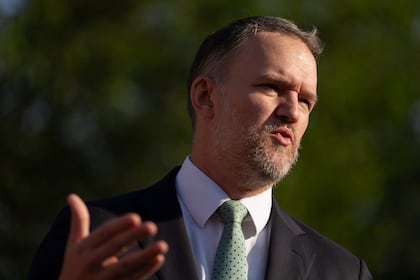 O diretor do FBI, Kash Patel, se noivou de sua namorada de longa data, a cantora country Alexis Wilkins