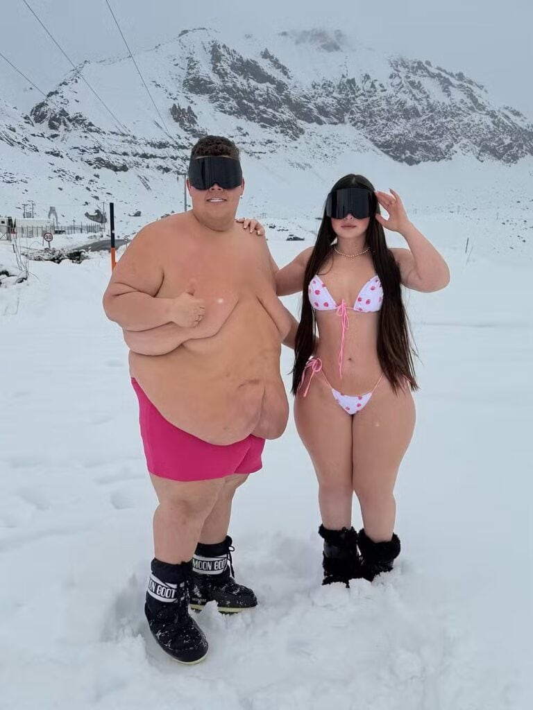 Gordão da XJ posa com namorada de biquíni na neve e dispara: ‘Que o amor seja maior que o preconceito’