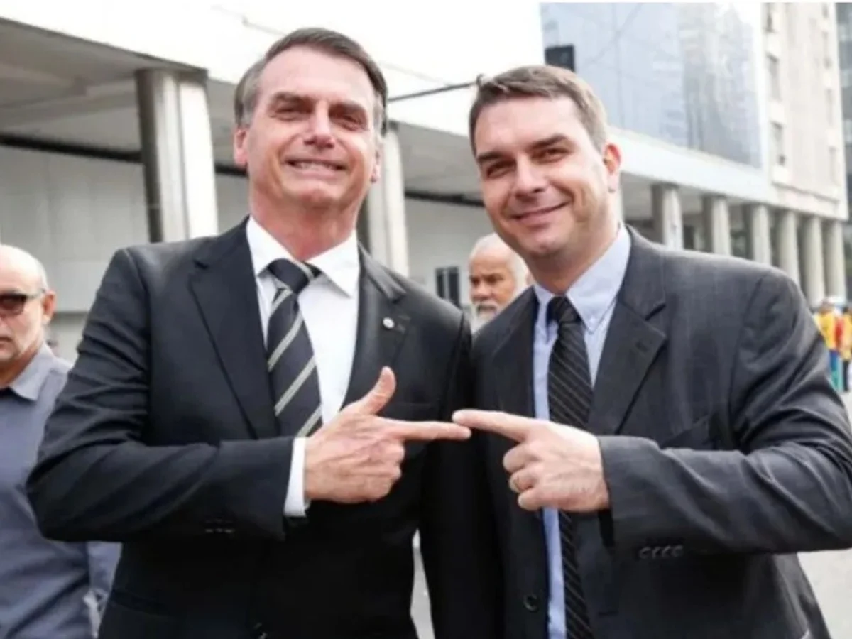Moraes pede parecer da PGR sobre pedido de Bolsonaro para receber Flávio