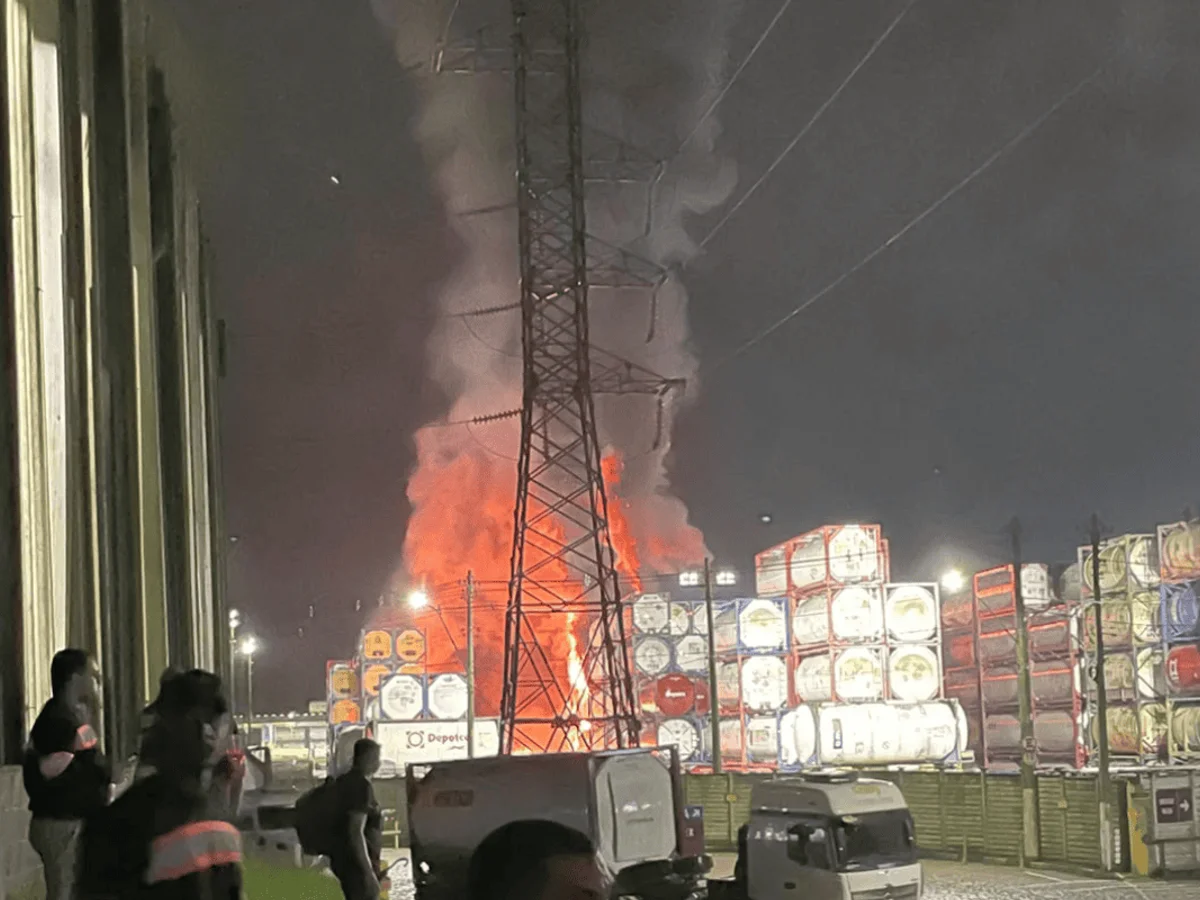 Incêndio de grandes proporções atinge de químicos e contêineres em Cubatão