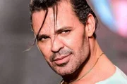 Eduardo Costa diz que passou fome e que cheirava cola na infância