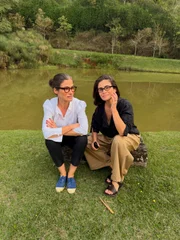 Renata Vasconcellos posa com irmã gêmea e confunde internautas; veja fotos