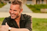Eduardo Costa diz que passou fome e que cheirava cola na infância