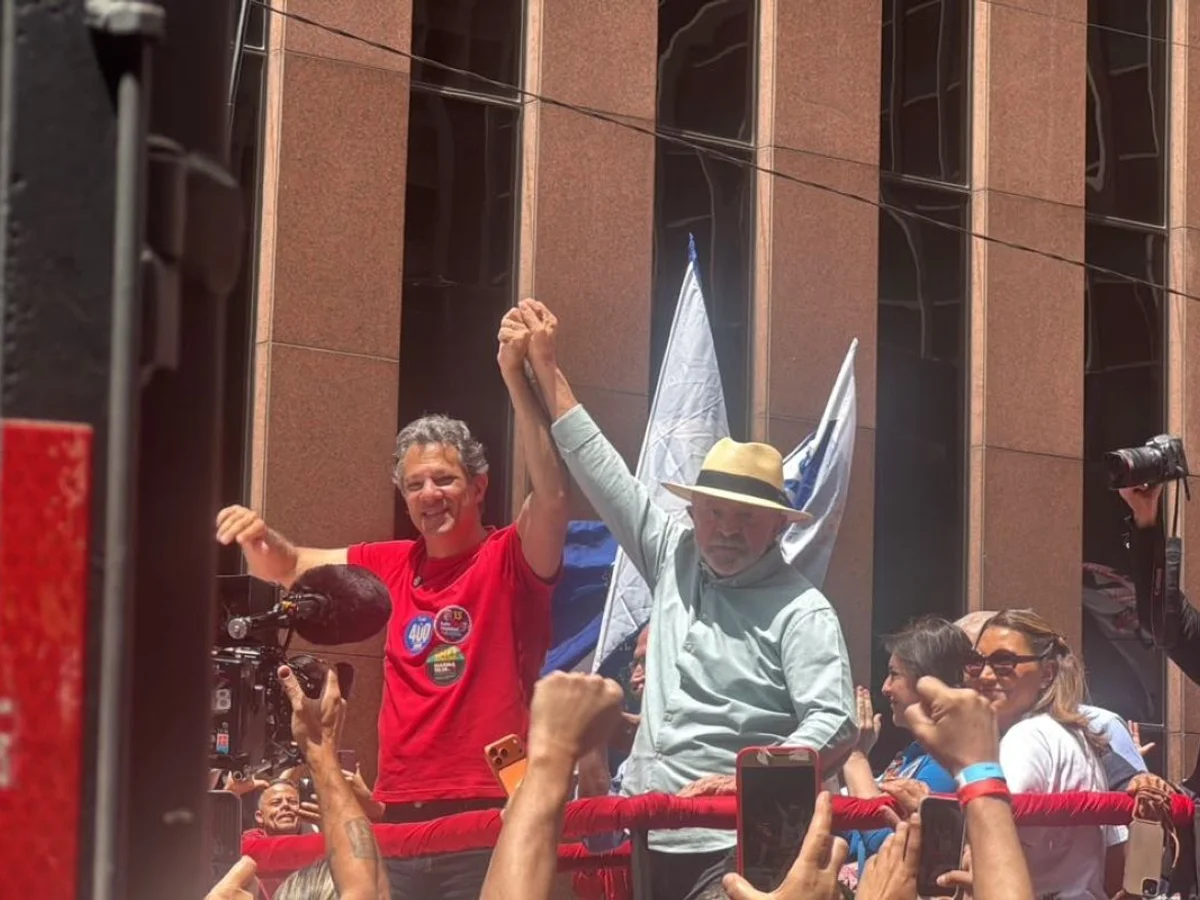 Equipe de Lula diz que PM dificulta ato da Paulista e migra para a Augusta