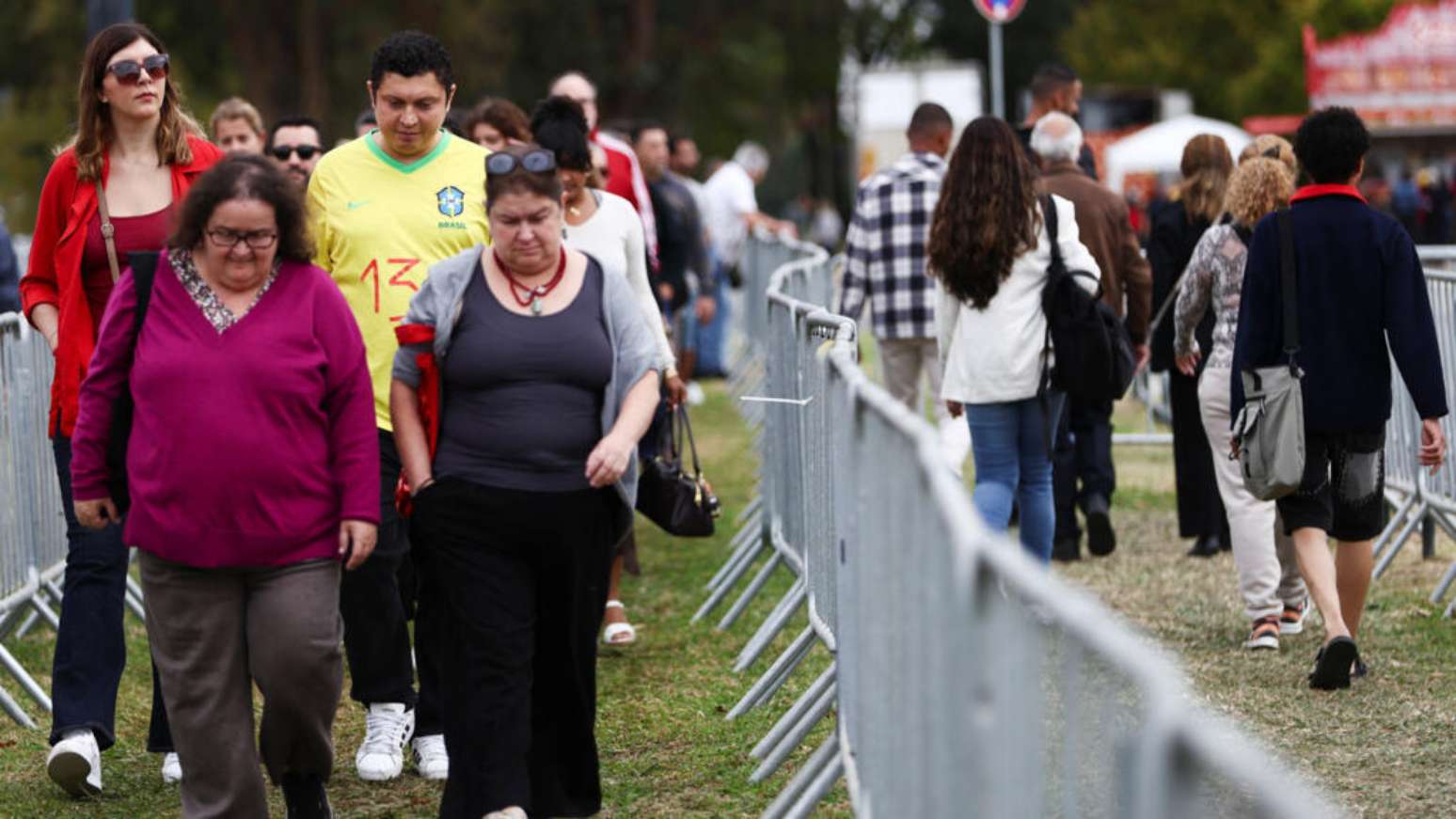 Brasileiros fazem fila para votar no segundo turno das elei&ccedil;&otilde;es presidenciais do Brasil, em Lisboa, Portugal, onde uma jovem foi agredida, em 25 de outubro de 2026.