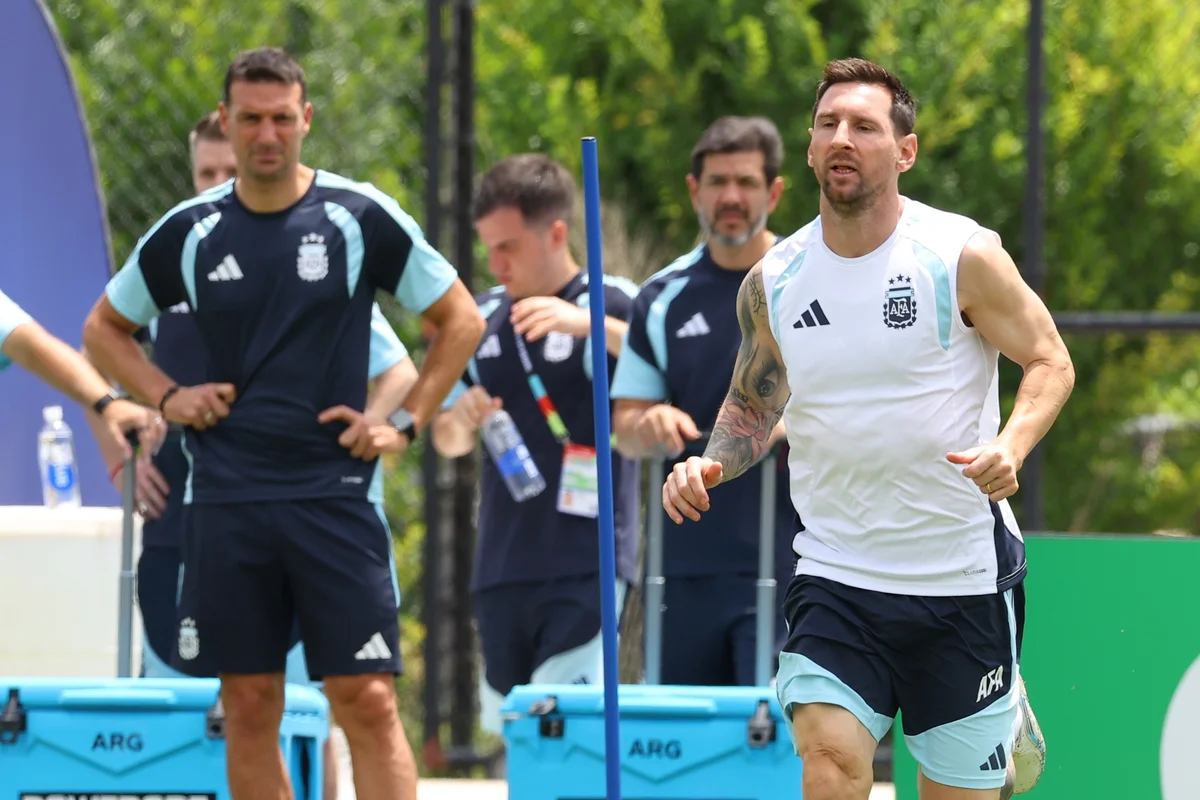 Scaloni projeta cenário desafiador na Argentina sem Messi: "Insubstituível"