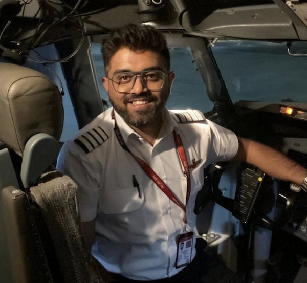 O piloto da Flydubai, Smit Machchhar, foi aclamado como herói por evitar um desastre no voo para Israel.
