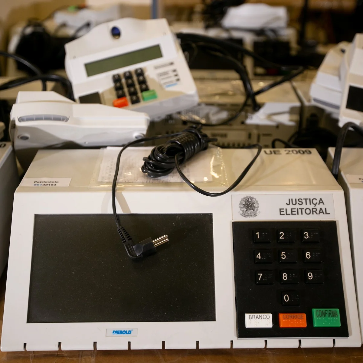 Nas primeiras horas de votação, 421 urnas já foram substituídas, diz TSE