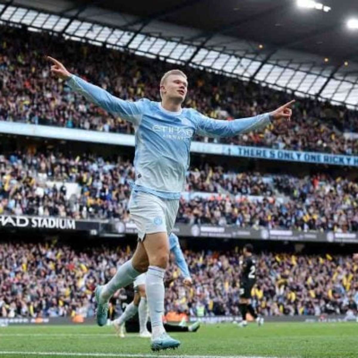 Haaland faz dois, Manchester City vence e segue 100% na Premier League
