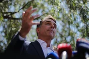 Flávio Bolsonaro foi embora para os EUA. Avião em voo