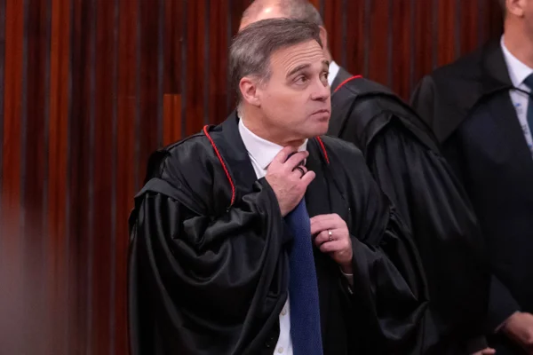 Mendonça dá 3 horas para Janones apagar vídeo contra Flávio Bolsonaro