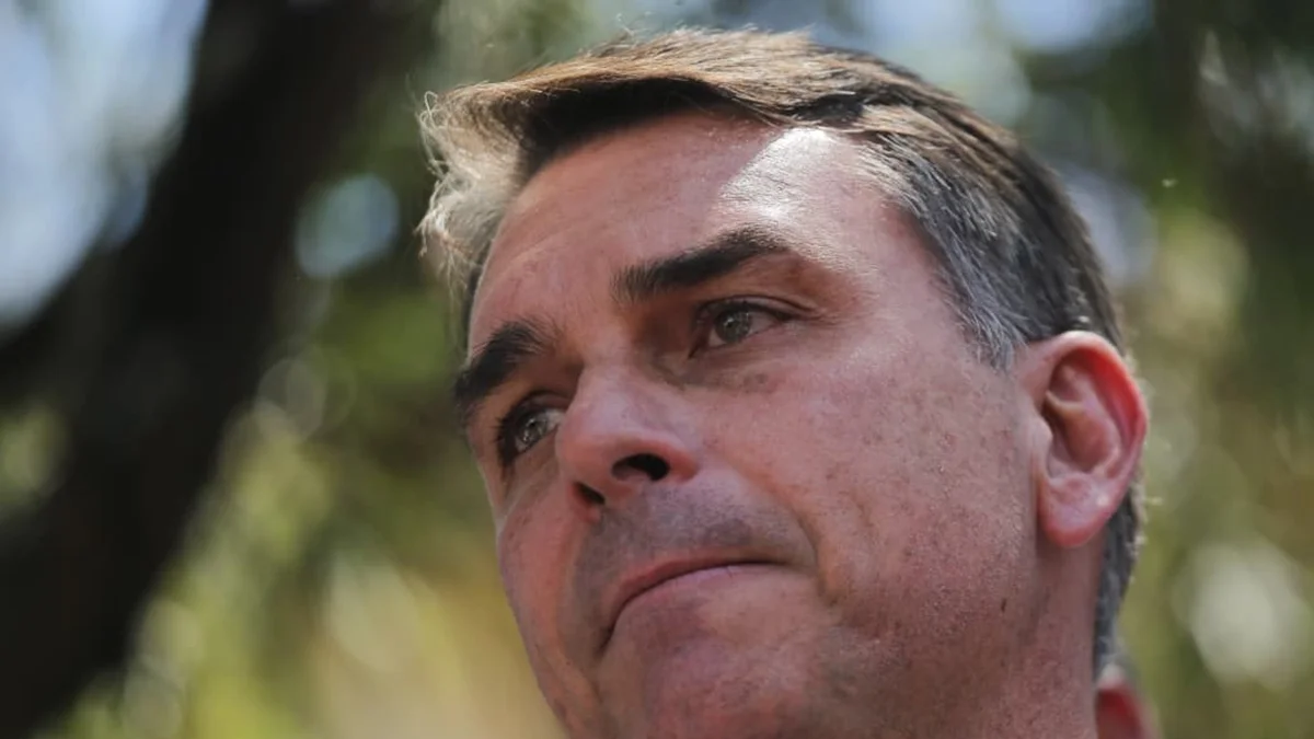 Plenário do TSE mantém remoção de post que associa Flávio à "rachadinha"