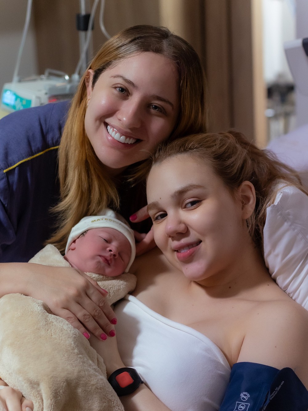 Mari Fernandez e Julia Ribeiro mostram o rosto da filha pela 1ª vez — Foto: Reprodução/Instagram