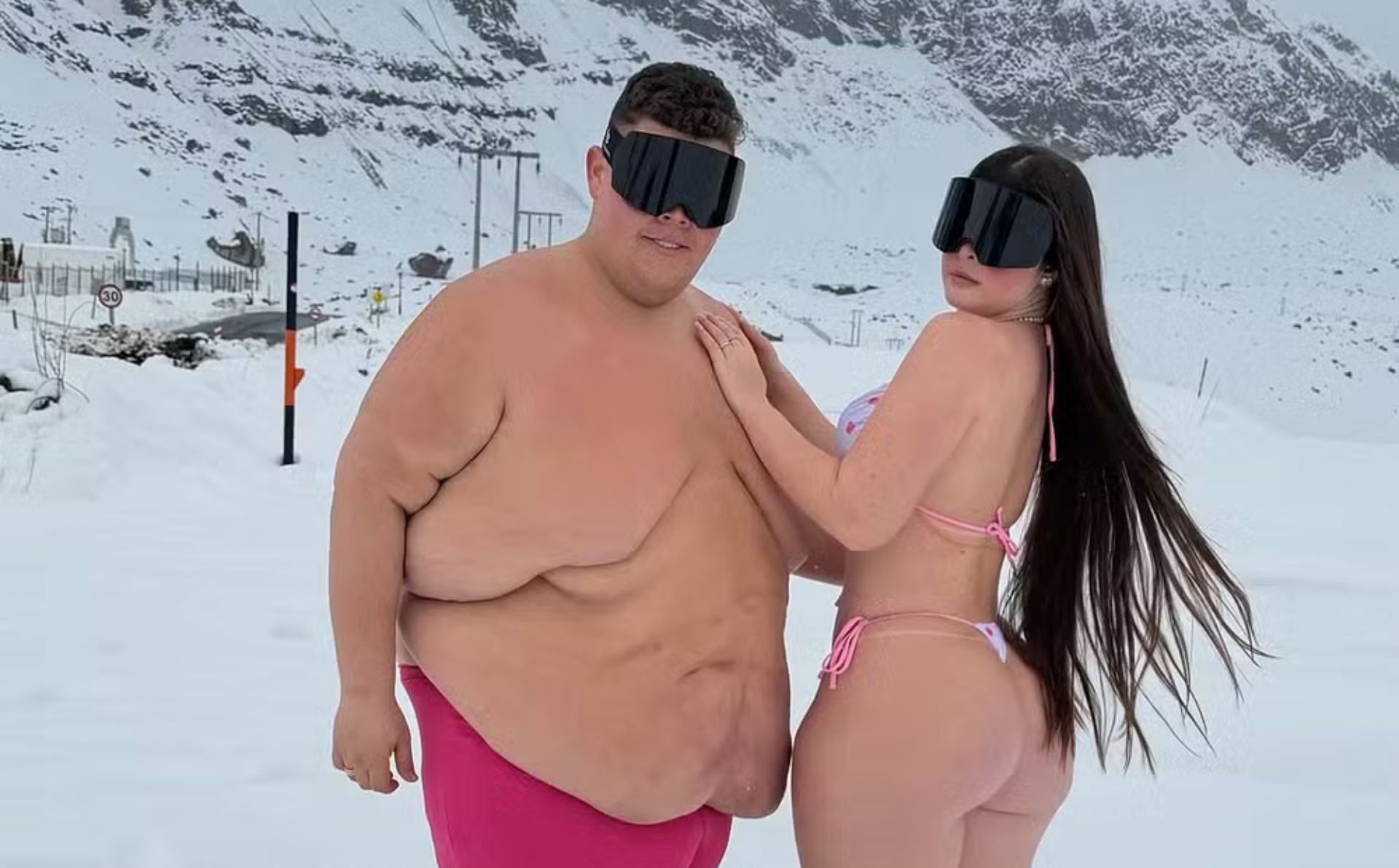 Gordão da XJ posa com namorada de biquíni na neve e dispara: ‘Que o amor seja maior que o preconceito’