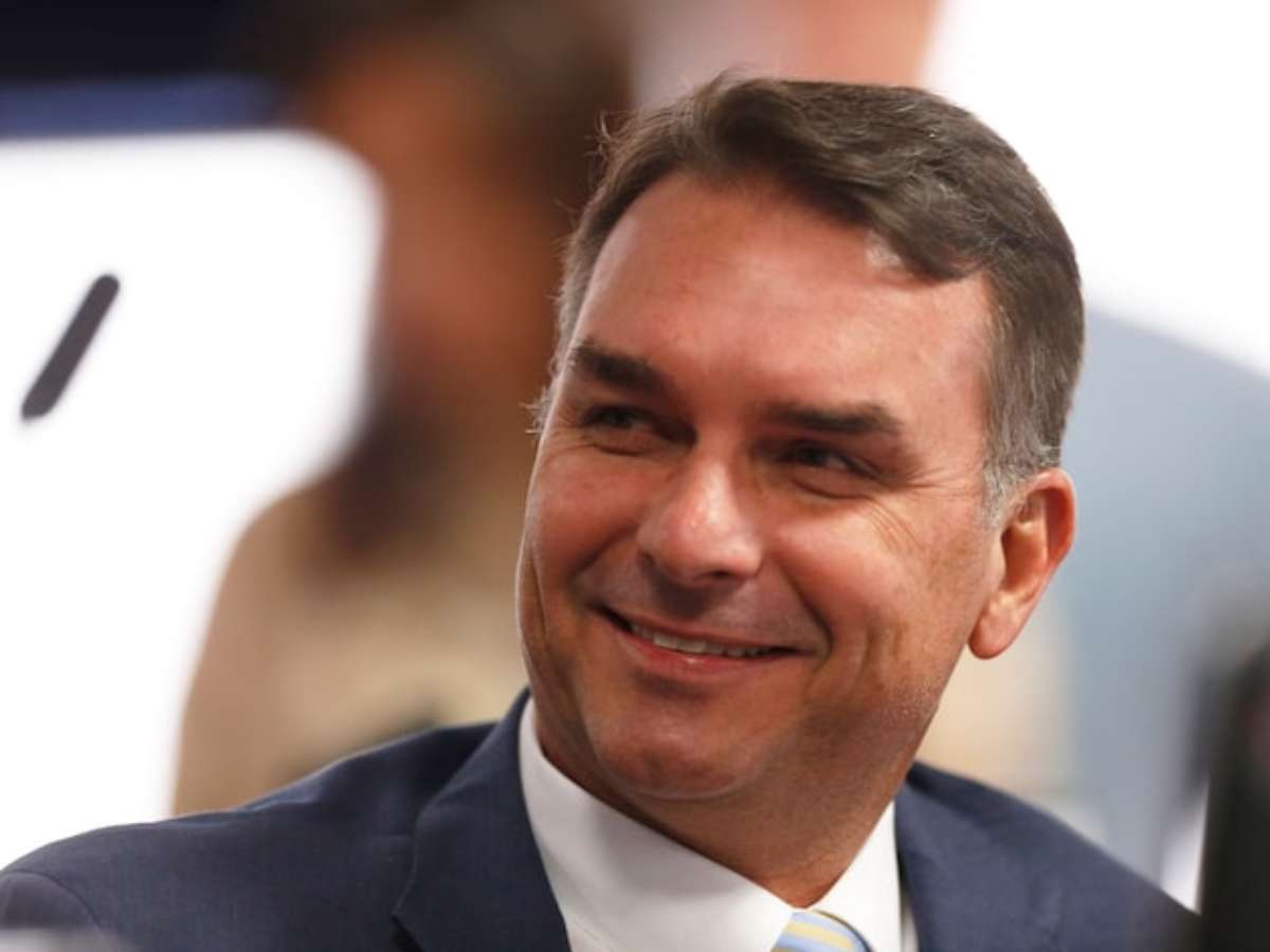 Campanha de Flávio Bolsonaro nega privatização de estatais e promete fortalecer programas sociais e reduzir impostos