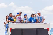Sobre um trio, Celina Leão percorreu ruas de Água Quente e conversou com apoiadores