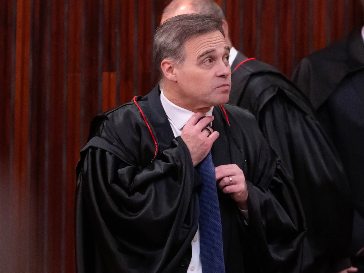 Mendonça dá 3 horas para Janones apagar vídeo contra Flávio Bolsonaro