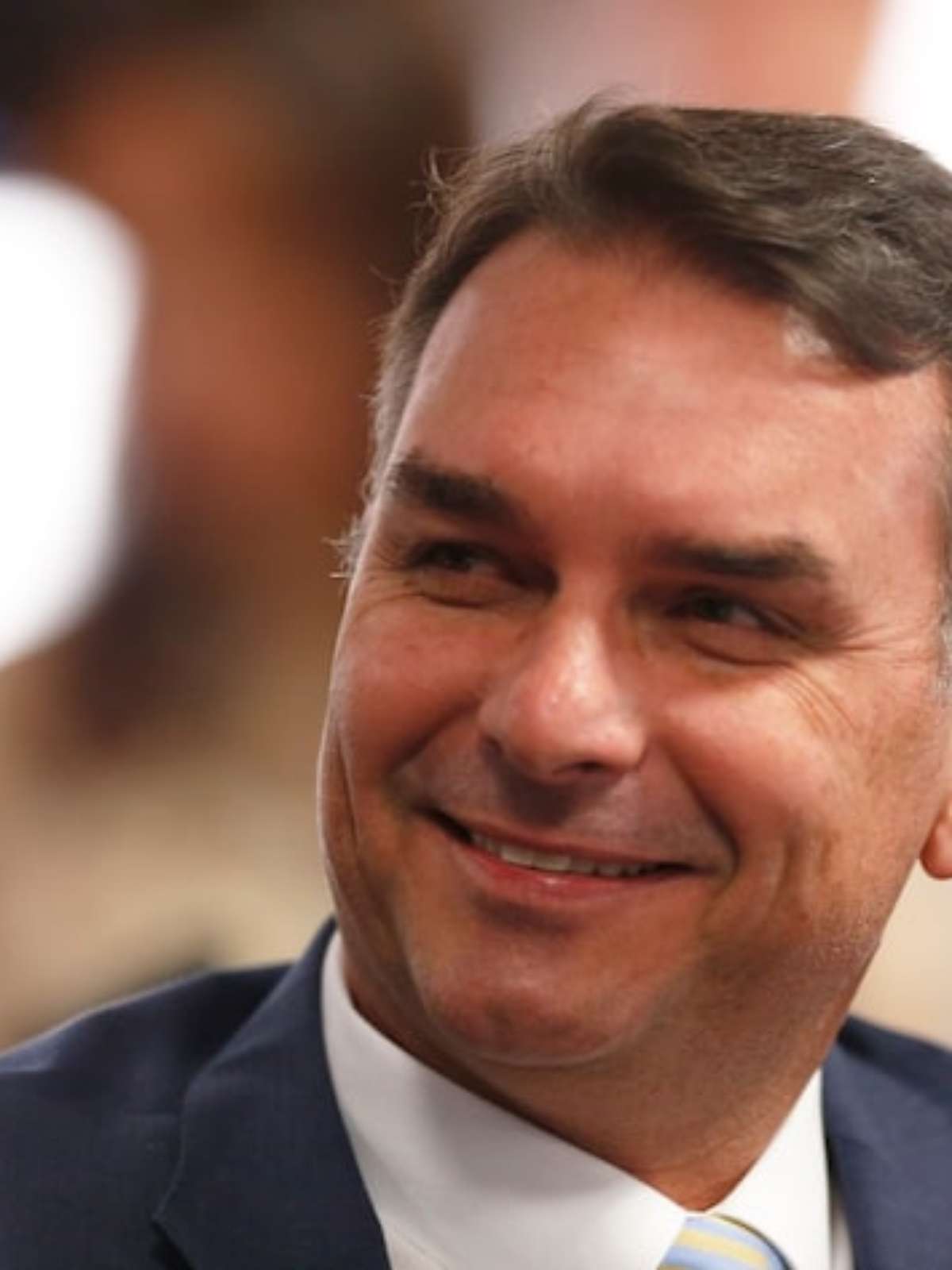 Campanha de Flávio Bolsonaro nega privatização de estatais e promete fortalecer programas sociais e reduzir impostos